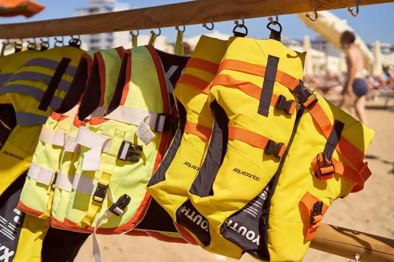 Bóias e Coletes Salva-Vidas: Como Escolher o Equipamento Certo para Cada Esporte Aquático
