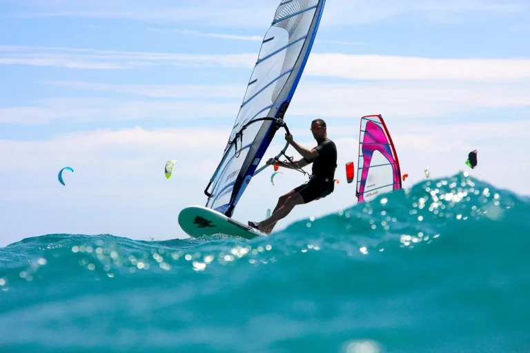 Paraíso dos Esportes Aquáticos: As Melhores Praias para Kitesurf e Windsurf